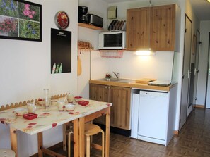 Microwave, dishwasher, coffee/tea maker, toaster