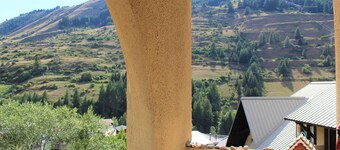Cozy 2-Room Apartment with Balcony, 300m from Vars Ste Marie Ski Slopes, Sleeps 4