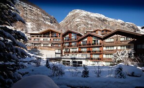 Front of property - Hotel Sonne Zermatt (Zermatt)