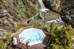 Banyera d'hidromassatge a l'aire lliure