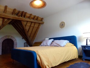 4 quartos, escrivaninha, roupa de cama