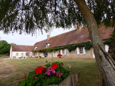 Exterior. Spacious restored cottage with air conditioning, perfect for families