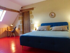 4 chambres, bureau, draps fournis