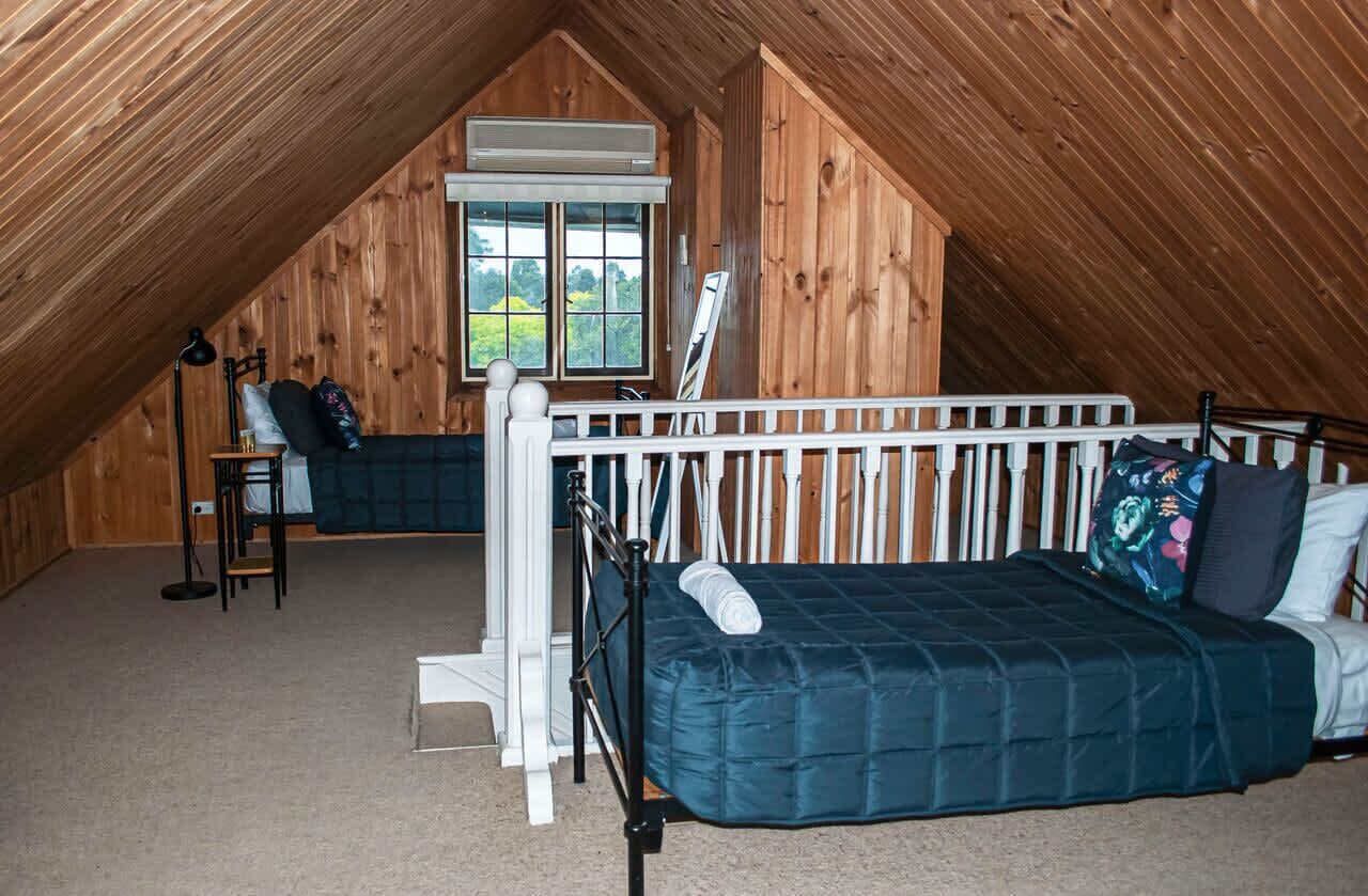 5 bedrooms, desk, iron/ironing board, WiFi (free)