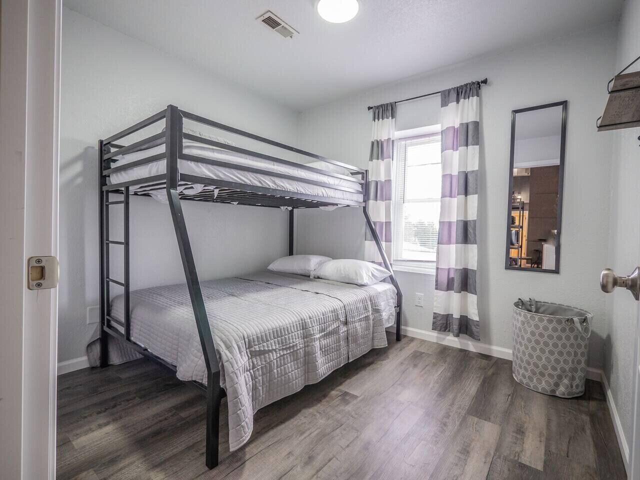 4 bedrooms, desk, iron/ironing board, WiFi