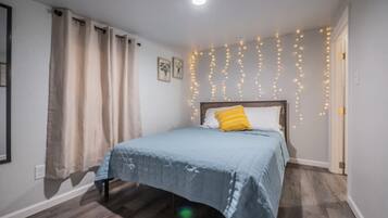 4 bedrooms, desk, iron/ironing board, WiFi