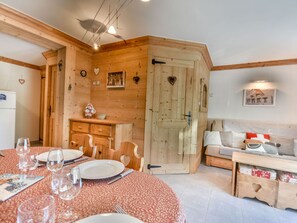 Interior - Renovated 2-Bedroom + Mountain Nook Apartment, Near Center & Shops, The Gets (Les Gets)