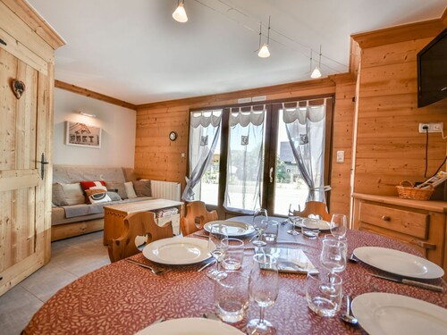 Renovated 2-Bedroom + Mountain Nook Apartment, Near Center & Shops, The Gets