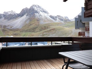 Outdoor dining - Renovated ski-in/ski-out apartment with balcony, sleeps 6, Val Claret (Tignes)