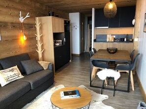 TV - Renovated ski-in/ski-out apartment with balcony, sleeps 6, Val Claret (Tignes)