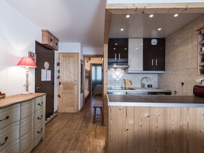 Kühlschrank, Mikrowelle, Herdplatte, Geschirrspüler