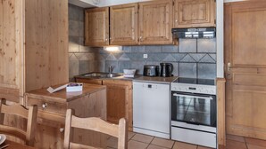 Coffee/tea maker, fridge, microwave, oven - Charming 56m2 apartment for 6 with balcony and parking - Val Thorens (Val Thorens)