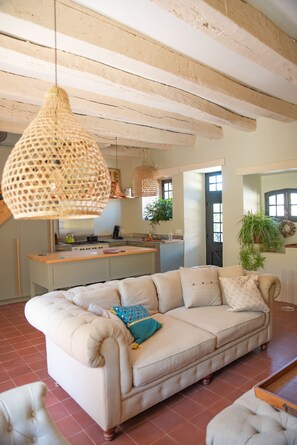 Télévision, table de tennis de table, livres, chaîne hi-fi