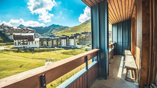 A balcony with a view of a mountainous town and buildings. - Renovated ski-in ski-out apartment, balcony, WIFI, 4 bedrooms (Tignes)