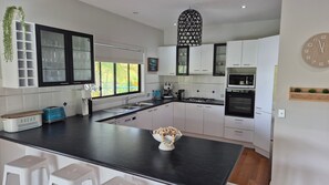 Fridge, microwave, oven, stovetop - Sea Breeze - perfect beach getaway for family, friends and pets (Elizabeth Beach)