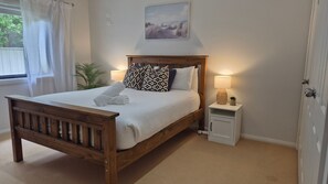 5 bedrooms, desk, iron/ironing board, Internet - Sea Breeze - perfect beach getaway for family, friends and pets (Elizabeth Beach)
