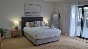 5 bedrooms, desk, iron/ironing board, Internet - Sea Breeze - perfect beach getaway for family, friends and pets (Elizabeth Beach)