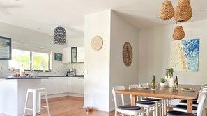 Dining - Sea Breeze - perfect beach getaway for family, friends and pets (Elizabeth Beach)