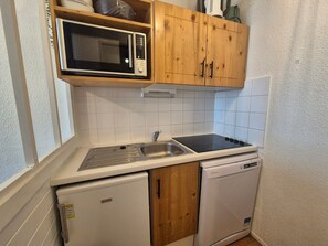 Fridge, microwave, dishwasher, coffee/tea maker
