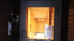 Un pasillo interior de madera con una puerta marcada con la palabra "tirez" y un teclado de seguridad en la pared.