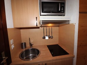 Kjøleskap, mikrobølgeovn, kaffetrakter/tekoker og brødrister