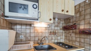 A compact kitchen with a microwave, sink, stove, and dishwasher. - Comfortable studio with balcony in Tignes Le Lac for 4 people (Tignes)