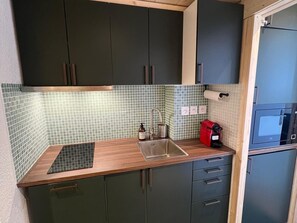 Réfrigérateur, lave-vaisselle, cafetière/bouilloire, grille-pain