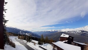 A mountain view with a road, buildings, and snow-covered peaks. - Quiet Duplex with Balcony - 6 pers, Charmettoger (Les Arcs 1800)