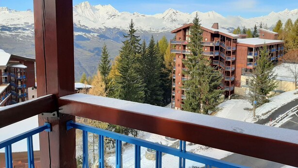 A mountain resort with wooden buildings, a balcony, and a view of snow-capped peaks. - Quiet Duplex with Balcony - 6 pers, Charmettoger (Les Arcs 1800)