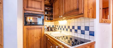 Réfrigérateur, micro-ondes, lave-vaisselle, cafetiÚre/bouilloire