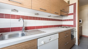 A modern kitchen with wooden cabinets, a stainless steel sink, and a Bosch dishwasher. - Beautiful apartment for 7, balcony, direct slope access (Tignes)