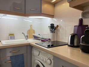 Kühlschrank, Mikrowelle, Herdplatte, Wasserkocher mit Kaffee-/Teezubehör