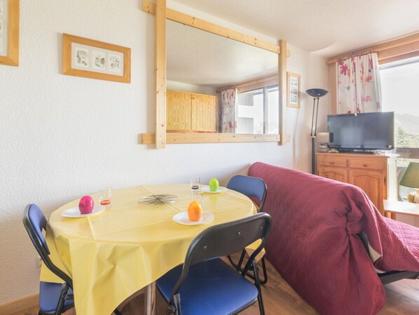 Dining - Cozy studio ski-in/ski-out with free WIFI (Le Corbier)