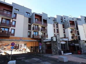 Exterior - Renovated 3-room apartment, ski-in/ski-out, balcony, WiFi, Val Claret (Tignes)