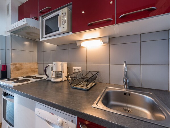 Kühlschrank, Mikrowelle, Ofen, Herdplatte