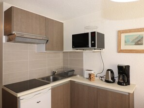 Kühlschrank, Mikrowelle, Wasserkocher mit Kaffee-/Teezubehör, Toaster