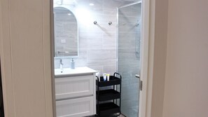 Shower, hair dryer, towels