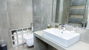 A modern bathroom with a large white sink, a toilet, and a mirror. - Beautiful Apt. close to Monastiraki (Athens)