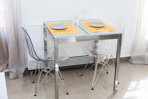 Appartement de base | Repas dans la chambre