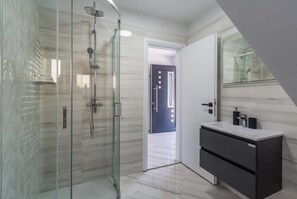 Dusche, Haartrockner, Handtücher