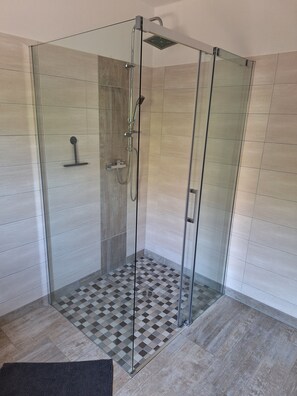 Dusche, Haartrockner, Seife, Shampoo