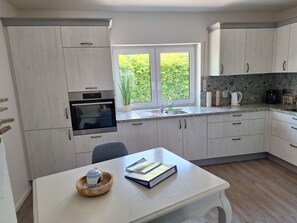 Fridge, microwave, oven, stovetop - Ferienhaus im Luftkurort Hage (Hage)