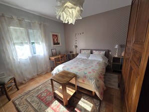 4 chambres, bureau, fer et planche à repasser, lit de bébé portatif