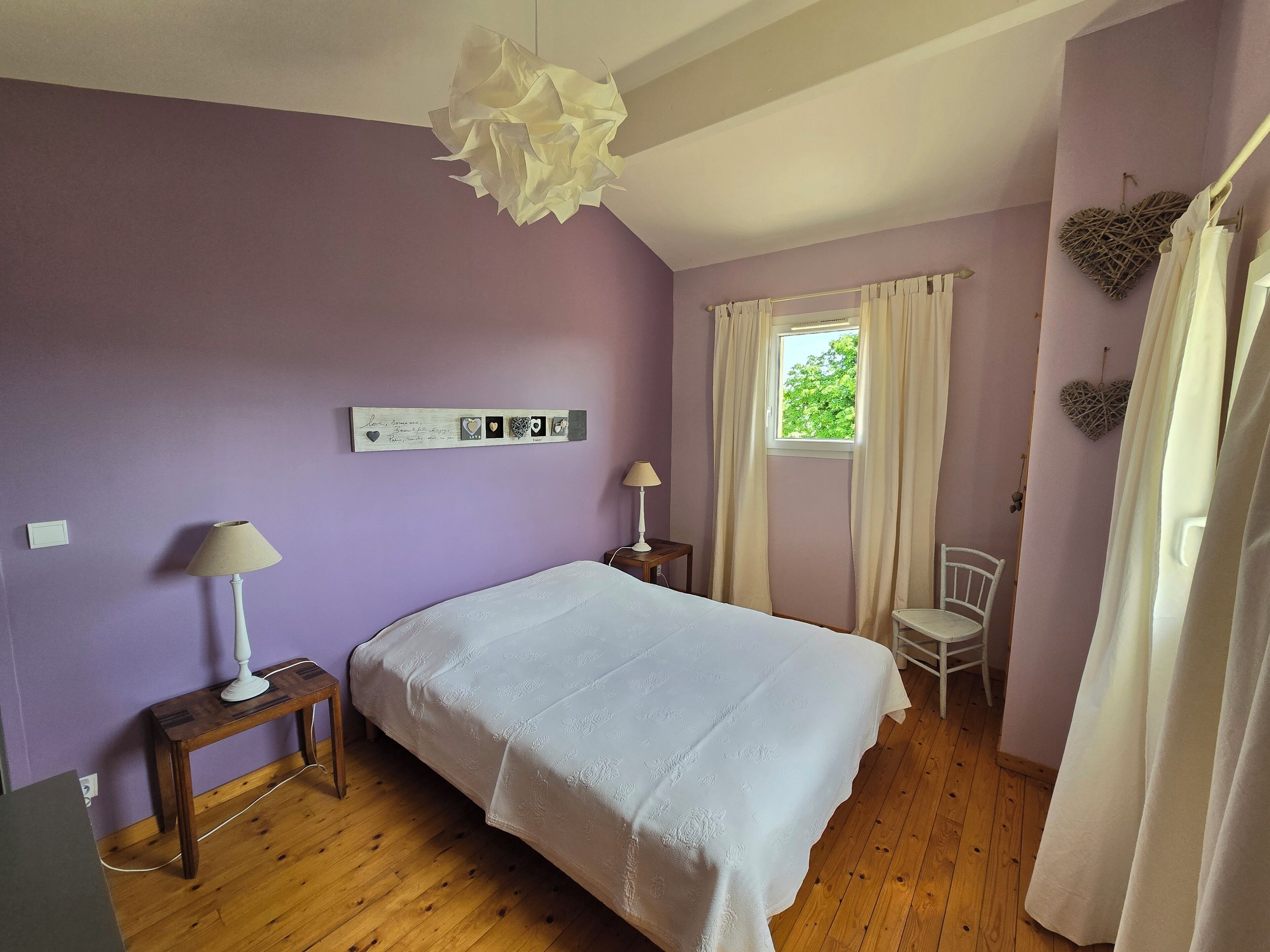 4 chambres, bureau, fer et planche à repasser, lit parapluie