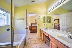 Kostenlose Toilettenartikel, Haartrockner, Handtücher