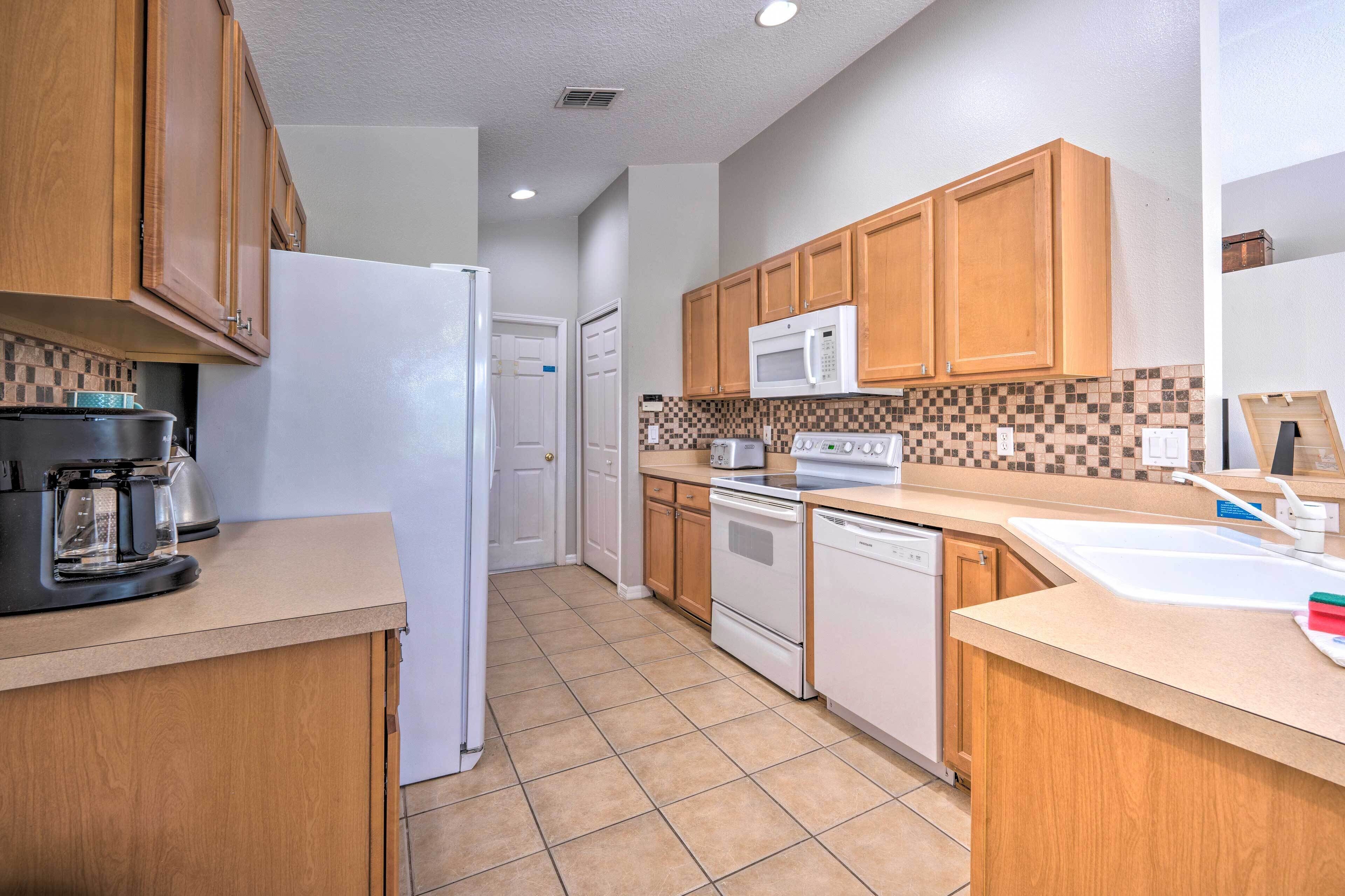 Jääkaappi, mikroaaltouuni, liesi, astianpesukone