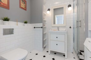 Shower, shampoo