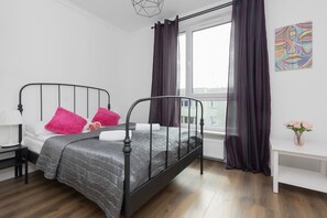 1 dormitorio, tabla de planchar con plancha, wifi y ropa de cama