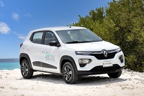 A white Renault car parked on a sandy beach with a clear blue sky and ocean in the background. - Belnem House Bonaire (Kralendijk)