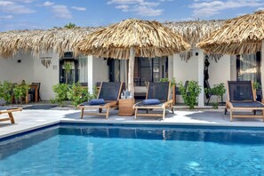 Outdoor pool, open 7:00 AM to 9:00 PM, pool umbrellas, pool loungers - Belnem House Bonaire (Kralendijk)